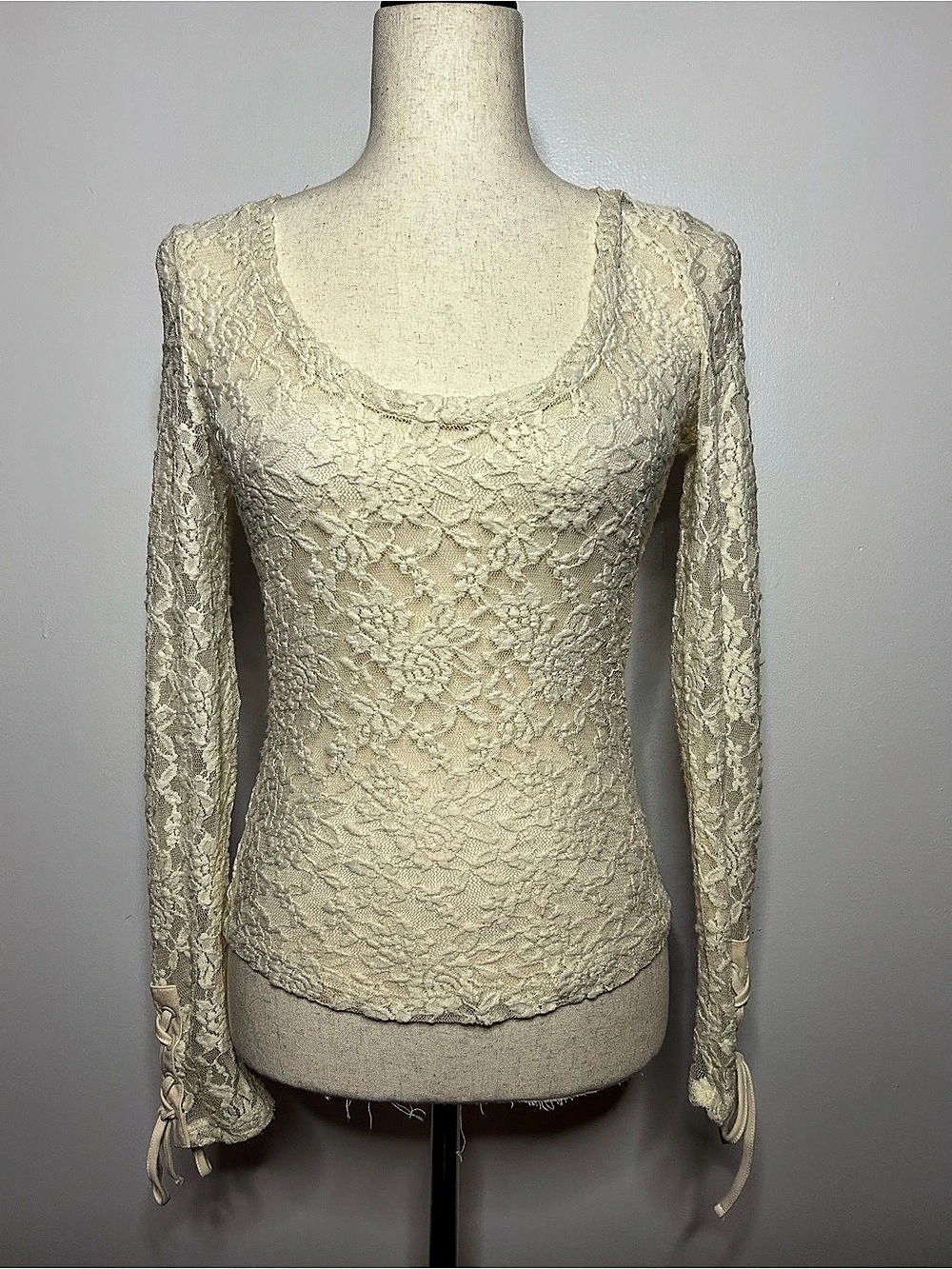ANTHROPOLOGIE Long Sleeve Fitted Lace Scoop Neck Top in Cream - Size Small